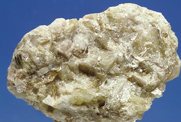 Krysoberylli. Dragsfjärd. Näytteen pituus 5,5 cm. GTK:n kivimuseo. Kuva: Jari Väätäinen. Geologian tutkimuskeskus, 1998